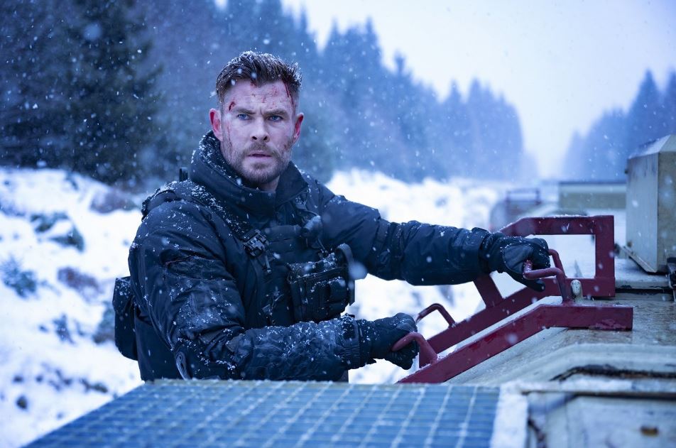Netflix chystá další velkou akční jízdu. K Hemsworthovi se ve Vyproštění 3 přidává bývalý James Bond